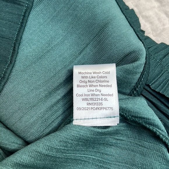 EVEREVE Roan & Ryan Kylee Satin Ruffle Blouse Green XS NWT - Picture 9 of 10